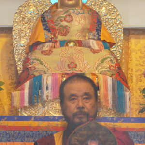 香煙裊裊中，本會指導上師恆性嘉措仁波且是 南無第三世多杰羌佛在台法嗣弟子，法會中帶領信眾恭誦《佛說阿彌陀經》