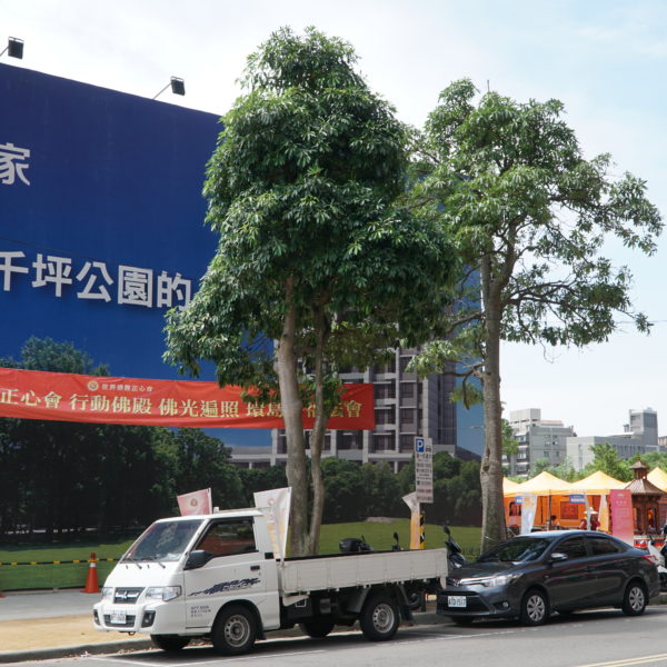 「世界佛教正心會  行動佛殿  佛光遍照  環島祈福」之行在新北兩都已圓滿，今天(8月17日)來到桃園市龜山區繼續祈福行程。這次行動佛殿來到的地方是一個私人建地，起因於當地地主一知道世界佛教正心會主法金剛上師 恆性嘉措仁波且有此悲願打造行動佛殿環島祈福，馬上聯絡本會免費提供地點讓行動佛殿到當地舉辦祈福法會，讓當地能夠祥和平安，消災解厄。