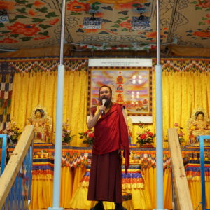 恆性嘉措仁波且表示：感謝所有貴賓在微微細雨、百忙之中來到行動佛殿現場，行動佛殿的目的就是集結眾人的善願，共同誦經讓功德力超越因果業力，轉業轉運，今天教導大家一起來做深呼吸，吸進光明之氣，吐出烏黑濁氣，在情緒不好、行車疲累時做深呼吸，就可以讓原本心浮氣躁的情緒平穩下來，減少不幸的狀況發生，希望全民都能一起來做深呼吸運動。祝願大家身體健康，吉祥如意，祈請 南無第三世多杰羌佛 南無本師釋迦牟尼佛 十方諸佛菩薩，為國泰民安、世界和平、一切眾生祈福，讓世界永遠光明昌盛，如來正法永放光芒。