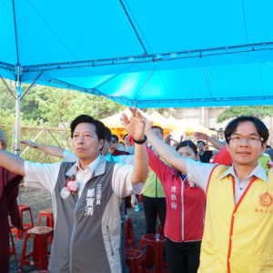 台下貴賓立委鄭寶清先生及其他信眾一起做"深呼吸"