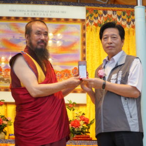 世界佛教正心會指導上師恆性嘉措仁波且與立法委員鄭寶清先生合影