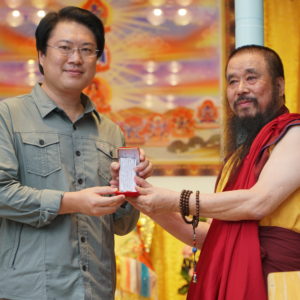 世界佛教正心會指導上師恆性嘉措仁波且與基隆市長林右昌先生合照 基隆市長林右昌今(8)日出席致詞時提到,這次得知世界佛教正心會行動佛殿,要來到基隆當地舉辦祈福法會,甚為支持,更結合十方善信之力, 一同來關懷當地弱勢家庭,此種善行義舉更是讚佩,今天來到這裡祝福大家心想事成,健康平安。