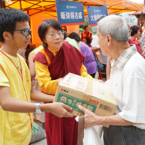 法會圓滿後,世界佛教正心會秉持一貫地社會公益關懷精神,致贈弱勢家庭一戶一箱祈福加持過的泡麵,讓他們帶回與家人分享加持物,祝願大家轉業轉運,增長福報。 法會圓滿後,世界佛教正心會秉持一貫地社會公益關懷精神,致贈弱勢家庭一戶一箱祈福加持過的泡麵,讓他們帶回與家人分享加持物,祝願大家轉業轉運,增長福報。