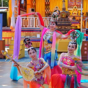 舞者以彩塑飛天形象以舞供佛，手執琵琶演奏出仙境樂曲， 彩帶飄揚滿佈天際，彷彿置身仙境一般