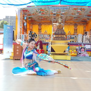 舞者以彩塑飛天形象以舞供佛，手執琵琶演奏出仙境樂曲， 彩帶飄揚滿佈天際，彷彿置身仙境一般