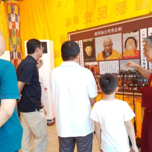 行動佛殿是以17噸大貨車改造而成,世界佛教正心會並在行動佛殿兩旁設立許多帳篷,介紹 南無第三世多杰羌佛皈依境、返老回春法照,海公聖尊圓寂時殊勝法照等 行動佛殿是以17噸大貨車改造而成,世界佛教正心會並在行動佛殿兩旁設立許多帳篷,介紹 南無第三世多杰羌佛皈依境、返老回春法照,海公聖尊圓寂時殊勝法照等,並在台前擺有平安麵,讓眾人來誦經後能夠請回平安麵,帶回與家人一起共享平安。