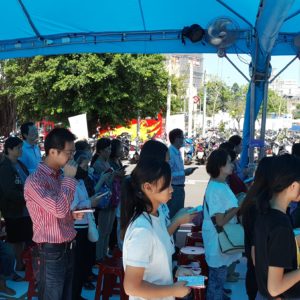 世界佛教正心會指導上師恆性嘉措仁波且陞座主法,率領眾弟子及與會信眾恭誦佛說阿彌陀經 世界佛教正心會指導上師恆性嘉措仁波且陞座主法,率領眾弟子及與會信眾,不管是大人或是小孩一同恭誦佛說阿彌陀經