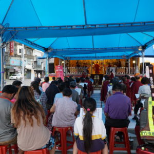 執行長讚嘆祿東贊法王證得生死自由 祿東贊法王在今年9月就表示自己要等到最後修完一場法就盡快圓寂,而在美國時間9月19日在美國聖蹟寺由巨聖德主持的勝義火供大法會圓滿後,第二天,法王便沐浴更衣,進入修法,在禪坐前擺上寫字台、筆墨、宣紙、塗改液,給南無第三世多杰羌佛寫下了拜別文書,當下坐化圓寂!
祿東贊法王生死自由,在預告的時間圓寂,只有如來正法才能夠了生脫死解脫輪迴!