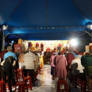 中秋夜新竹在地信眾知道行動佛殿來到新竹紛紛到法會現場誦經禮拜 世界佛教正心會行動佛殿第12站,9月21日到9月24日來到新竹市東大路停車場,適逢中秋佳節,中秋節對於華人來說是一家團圓的日子,行動佛殿帶著滿滿的祝福,從台北一路來到新竹,藉由眾人誦經之功德力,諸佛菩薩的加持祈願所有信眾平安健康,吉祥快樂!