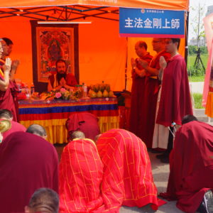 弟子恭迎主法金剛上師恆性嘉措仁波且 一路行來,不管是過路人,或是專門來祈福的貴賓,都被本會上師 恆性嘉措仁波且這樣的大悲願深深感動,不管是一步一拜五體投地大禮拜,或是行動佛殿將佛殿開到你我的家門口,這樣的為眾生祈福,帶領大眾誦經,到當地關懷弱勢家庭,皆是身為佛教徒落實佛陀教法的身體力行!