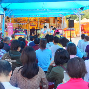 行動佛殿-樂藝供佛-JF太鼓團雙人太鼓 「行動佛殿 佛光遍照 環島祈福法會」今天先由三個新竹在地團體展開樂藝供佛、公益慈善義演,首先由「JF太鼓團」帶來難得一見的雙人太鼓,兩人鼓棒交叉在打擊當中,默契十足!