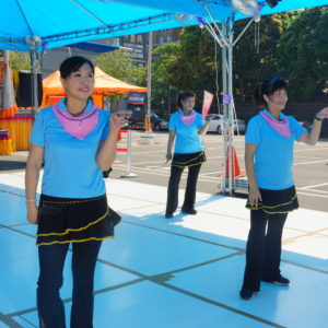 行動佛殿-樂藝供佛-新竹市國際排舞香山隊 「新竹市國際排舞香山隊」帶來青春洋溢的排舞,整齊劃一的動作,讓觀眾也忍不住想要跟著一起跳舞!