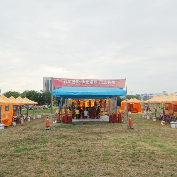 行動佛殿15站前進台中 10月13日在台中市花卉市場旁的空地,邀請台中市的政要及社會賢達,台中市民政局主秘王淑貞女士代表林佳龍市長到場致意,台中市諸多議員,如劉士州議員及許多議員助理也到場祝賀法會圓滿成功順利!