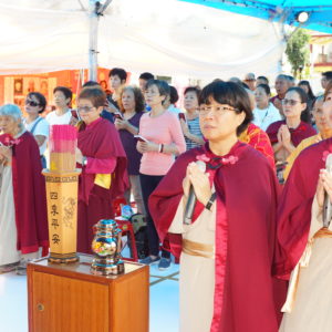 世界佛教正心會指導上師恆性嘉措仁波且帶領大眾一同恭誦佛說阿彌陀經 自暑夏以來,行動佛殿所到之處,廣發愛心物資與圖書,邀請民眾同誦《佛說阿彌陀經》,祈願阿彌陀佛無量光明遍照,令我們安居樂業、離苦得樂、福慧增長,社會安定。