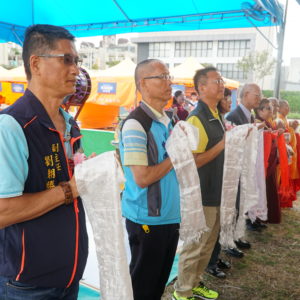 貴賓及眾弟子一同恭迎主法上師 恆性嘉措仁波且 員劉士州、盧秀燕市長參選人的助理、何文海議員助理、張耀中議員助理、朱暖英議員助理、陳政顯議員助理及當地三厝里黃俊銘里長也到場致意