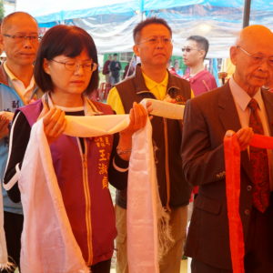 貴賓及眾弟子一同恭迎主法上師 恆性嘉措仁波且 民政局主秘王淑貞女士表示:今天特別代表市長來參加祈福法會,主秘表示:感謝上師打造這一輛行動佛殿,將正心、正念、福氣、祥和之氣帶到台中這裡,讓所有民眾都能容易親近佛法,也感謝世界佛教正心會募集愛心物資,發送給台中的弱勢團體,今天很開心能夠來參加行動佛殿法會