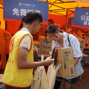 行動佛殿所到之處皆與當地政府單位關懷弱勢家庭 區區的關懷物資是經過佛菩薩的殊勝加持,祝願弱勢家庭領受後升起恭敬之心,常念南無觀世音菩薩聖號必得吉祥平安
