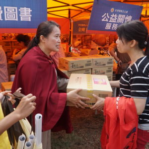行動佛殿所到之處皆與當地政府單位關懷弱勢家庭 區區的關懷物資是經過佛菩薩的殊勝加持,祝願弱勢家庭領受後升起恭敬之心,常念南無觀世音菩薩聖號必得吉祥平安