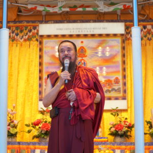 本會指導上師恆性嘉措仁波且率先在諸佛菩薩前「大聲喊出心願」，最近台灣人心浮躁，交通事故頻繁，大家誦經祈福，集結眾人共同心願，恭請 南無第三世多杰羌佛 南無本師釋迦牟尼佛，十方諸佛一切菩薩，祈願大家「心想事成 萬事如意；安心出門 平安回家」。