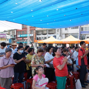 來自全台各地的民眾來參加世界佛教正心會行動佛殿活動，信眾恭敬虔誠誦經