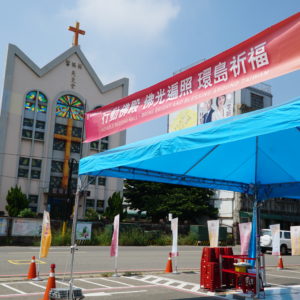 世界佛教正心會行動佛殿第12站,9月21日到9月24日來到新竹市東大路停車場 世界佛教正心會行動佛殿第12站,9月21日到9月24日來到新竹市東大路停車場,適逢中秋佳節,中秋節對於華人來說是一家團圓的日子,行動佛殿帶著滿滿的祝福,從台北一路來到新竹,藉由眾人誦經之功德力,諸佛菩薩的加持祈願所有信眾平安健康,吉祥快樂!