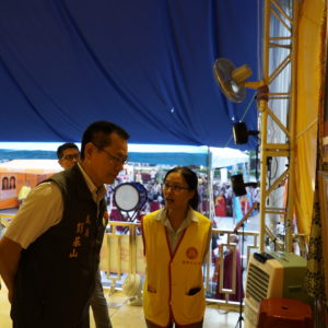 師姐向苗栗縣民政處處長彭基山說明南無第三世多杰羌佛返老回春法照聖蹟