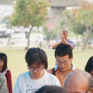 法會中帶領大眾恭誦「佛說阿彌陀經」 法會中帶領大眾恭誦「佛說阿彌陀經」,讓大家了解阿彌陀佛的極樂世界,「無有眾苦,但受諸樂」,讓聽到這部經的人,可以得諸佛菩薩的護持,皆得不退轉於阿耨多羅三藐三菩提。集結大家的善願廣結的功德力,祈願風調雨順、國泰民安、世界和平,緣法的眾生光明永昌!祝願大家心想事成,一切吉祥!