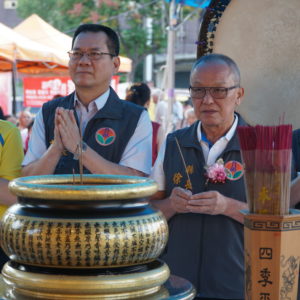 苗栗縣長徐耀昌.民政處長彭基山.社會處副處長張國棟.王府大飯店董事長余文忠到法會現場禮拜上香