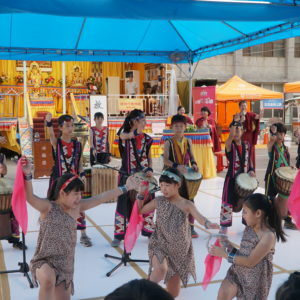 曾赴香港迪士尼樂團演出的嘉義精忠國小，楊勛凱校長及林主任帶著小朋友為大家帶來非洲鼓、陶笛及武術表演，雖然東石是台灣的偏鄉地區，學生們都很開心能夠有此機會來到東石，讓所有的阿公阿媽看到表演，孩童們熱情的鼓聲、如天籟之音的陶笛樂曲及拳拳生風的武術表演，非常精彩!