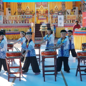 行動佛殿-樂藝供佛-永康廣興宮童之鼓太鼓團 行動佛殿的祈福法會結合公益慈善演出,邀請表演團體以樂藝方式供佛,提供精采表演讓所有民眾及弱勢團體能夠近距離欣賞難得一見的藝文饗宴