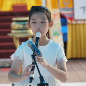 行動佛殿-樂藝供佛-辜耀萱直笛 行動佛殿的祈福法會結合公益慈善演出,邀請表演團體以樂藝方式供佛,提供精采表演讓所有民眾及弱勢團體能夠近距離欣賞難得一見的藝文饗宴