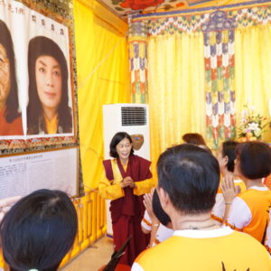師兄姊向信眾姊說南無第三世多杰羌佛返老回春殊勝法照 南無第三世多杰羌佛代眾生擔黑業與返老回春對比法相殊勝無比