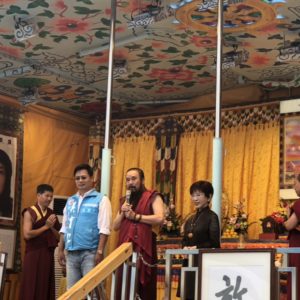 洪秀柱立法委員致詞表示：世界佛教正心會行動佛殿一步一腳印的環島祈福法會，不遠千里來到嘉義東石，佛光遍照我們台灣各地，祝福我們台灣風調雨順，國泰民安!