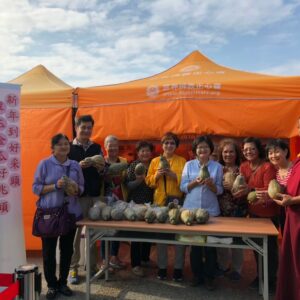 響應”人進來 東西賣出去 高雄發大財” 本會向產地農民購置白玉蘿蔔 分送給誦經信眾 行動佛殿來到大高雄地區,響應"人進來 東西賣出去 高雄發大財",本會向產地農民購置2000多斤白玉蘿蔔及翠玉金瓜,於每場誦經法會圓滿後,分送給誦經的民眾,歡迎大高雄地區民眾一同誦經共沐佛恩。在高雄的每一場次法會皆準備有限量的農產品,此農產品皆經過佛菩薩的殊勝加持,民眾領受後升起恭敬之心,並請常念南無觀世音菩薩聖號必得吉祥平安!