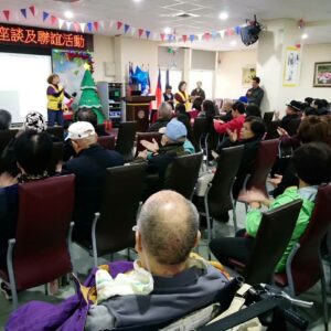 世界佛教正心會的師姐們帶大家做健康操,活絡筋骨,暖身又舒心,炒熱整個會場 隨著一聲聲的口令,大家做出整齊畫一的動作,發出鏗鏘有力的拍打聲,從每個人容光煥發的笑容裡,看得見大家正享受著健康操帶來的全身舒暢,浸潤在和樂融融的氣氛中