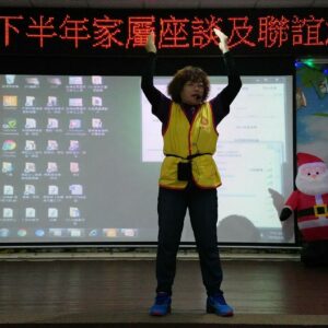 在這個歡聚的日子裡,老中青三代同聚一堂,一起隨著師姐們的帶動做操 在這個歡聚的日子裡,老中青三代同聚一堂,一起隨著師姐們的帶動做操