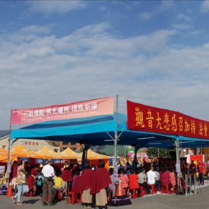 在寬闊的嘉義舊燈區(舊空軍眷舍)啟建露天室外場地的觀音大悲感召加持法會，與會信眾都能感受到諸佛菩薩的親臨加持