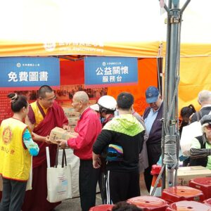 行動佛殿佛光遍照環島祈福法會後,本會與當地善信一起關懷獨居老人等較弱勢的族群,致贈愛心物資,愛心物資雖然不多,但都有佛菩薩的加持,帶回去跟家人一起分享,讓大家都得受加持 行動佛殿佛光遍照環島祈福法會後,本會與當地善信一起關懷獨居老人等較弱勢的族群,致贈愛心物資,愛心物資雖然不多,但都有佛菩薩的加持,帶回去跟家人一起分享,讓大家都得受加持