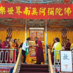 本會指導上師恆性嘉措仁波且致贈綠度母墜子給黃昭順立委 12月22日邀請貴賓黃昭順立委及高雄市議員陳麗珍、中華國際文創樂活協會創會理事長蕭雅文,一起到場祝賀法會圓滿順利成功,本會指導上師恆性嘉措仁波且致贈綠度母墜子給黃昭順立委