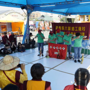 嘉義縣六腳鄉工廠村笑瞇瞇老奶奶懸絲偶劇團以懸絲偶演出過去地方傳統農業社會廟口風情及傳統農業社會結婚迎娶習俗（素蘭小姐要出嫁）與辦桌文化，透過絲偶一一呈現，讓即將消失的技藝重現。