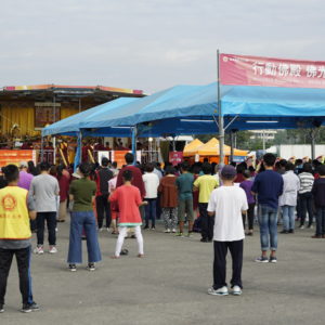 在寬闊的嘉義舊燈區(舊空軍眷舍)啟建露天室外場地的觀音大悲感召加持法會，與會信眾都能感受到諸佛菩薩的親臨加持