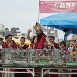 恆性嘉措仁波且秉承 南無第三世多杰羌佛的傳承力，恭請 觀世音菩薩親臨壇場為大家做加持，由於觀音大悲加持法是觀音大悲心積聚之力，因此加持之後，上師帶領大眾放生結行，法會殊勝無比，此次放生上千隻小鳥