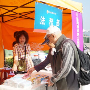 法務部橋頭地方檢察署到行動佛殿現場宣導「有我無毒反毒總動員」的反毒活動 法務部橋頭地方檢察署到行動佛殿現場宣導「有我無毒反毒總動員」的反毒活動