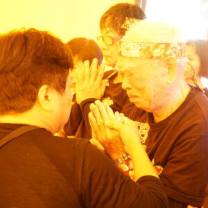 96歲的太鼓團成員,見到上師如見到久違的親人,從心中湧起感動,不禁落淚 96歲的太鼓團成員,見到上師如見到久違的親人,從心中湧起感動,不禁落淚