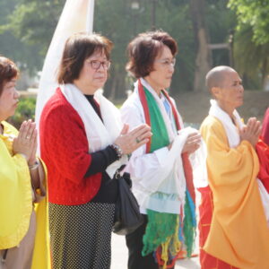 黃昭順立委與蕭雅文女士等貴賓與眾弟子們一同恭迎主法上師恆性嘉措仁波且 黃昭順立委與蕭雅文女士等貴賓與眾弟子們一同恭迎主法上師恆性嘉措仁波且