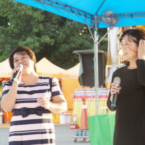 行動佛殿-樂藝供佛-吳麗紅&藍佳沄歌唱 行動佛殿的祈福法會結合公益慈善演出,邀請表演團體以樂藝方式供佛,提供精采表演讓所有民眾及弱勢團體能夠近距離欣賞難得一見的藝文饗宴