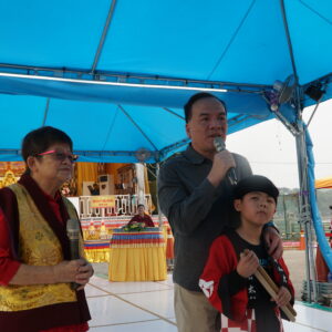 屏山國小沈佑霖校長親自帶著太鼓團學生到會場樂藝供佛 屏山國小沈佑霖校長親自帶著太鼓團學生到會場樂藝供佛