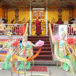妙吉祥敦煌舞團舞者以天女舞姿恭迎主法上師恆性嘉措仁波且 妙吉祥敦煌舞團舞者以天女舞姿恭迎主法上師恆性嘉措仁波且