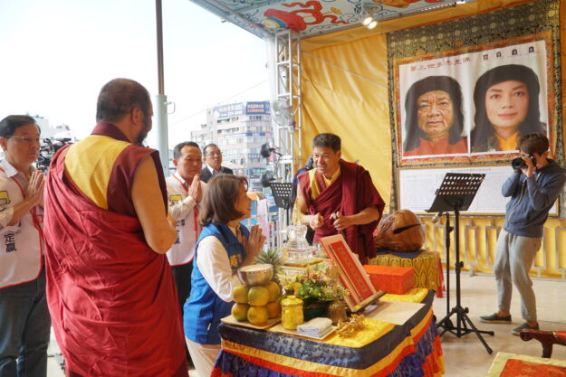 前市長黃敏惠女士特別在選舉前夕到行動佛殿上禮拜三寶佛