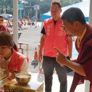 在選舉前夕法會中當地社會賢達人士地方首長及市長候選人、市議員、里長等等一同祈福，11月23日前嘉義市長黃敏惠女士及戴寧議員、黃思婷議員參選人等都到行動佛殿禮拜三寶佛